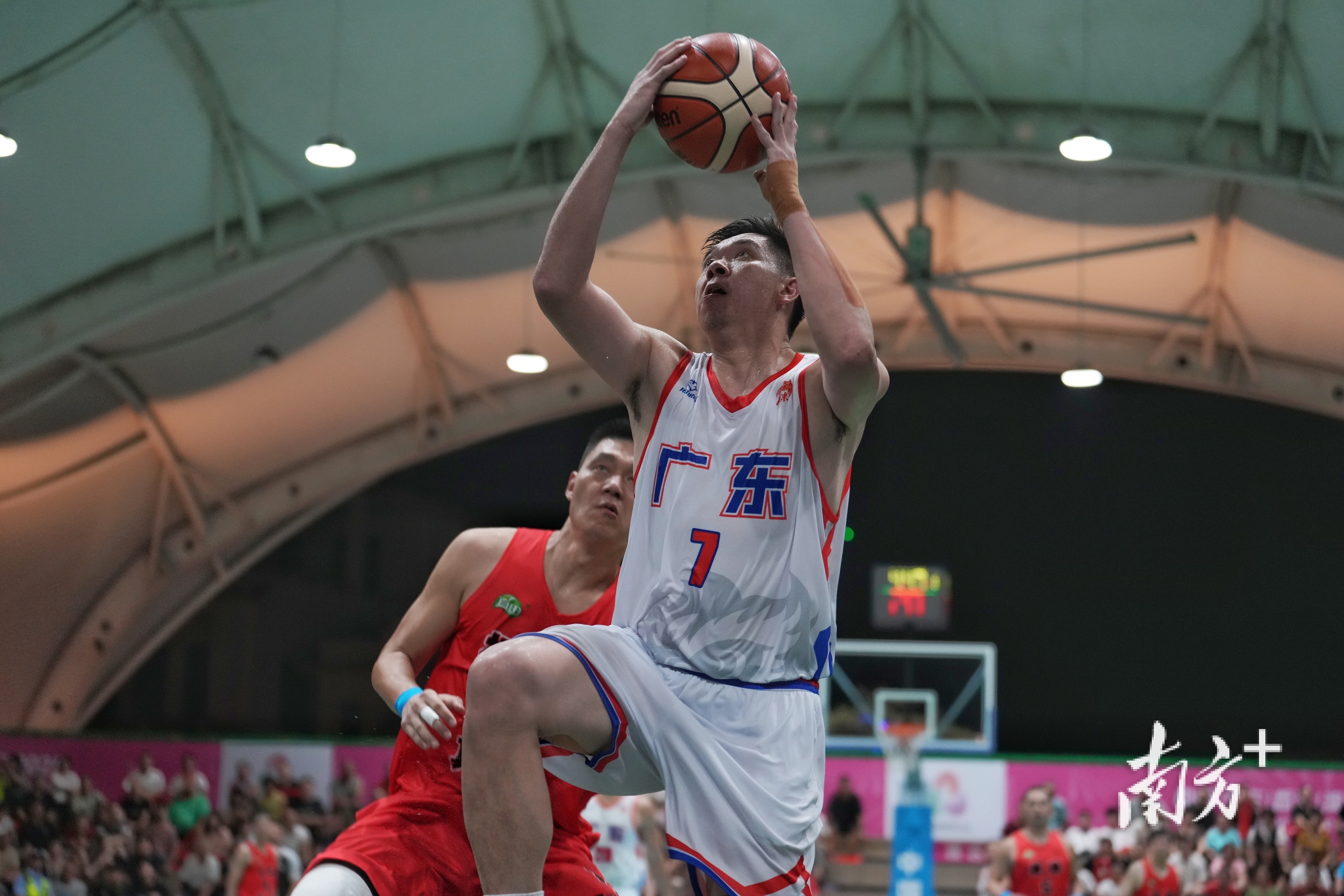 伍同样发挥, 夺冠, 的反击撕开